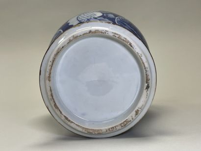 Vase balustre en porcelaine de Chine à décor...