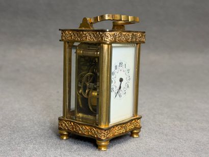 Petite pendulette en laiton. 
10 x 5,5 x...