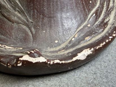 Paire de vases en platre patiné. 
Epoque...