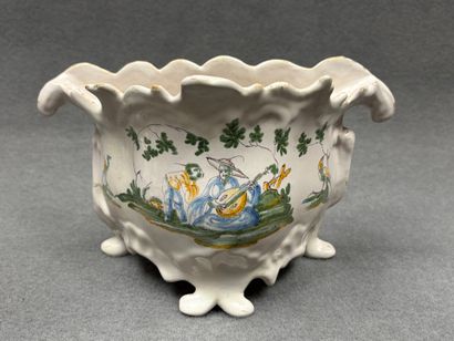 MOUSTIERS XVIII°: 
Bouquetière en faience...