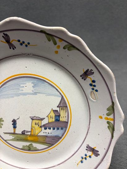 NEVERS fin XVIII°
Assiette en faience à décor...