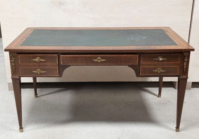 Bureau plat en placage d'acajou de style...