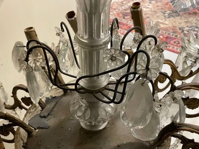 Lustre à pampilles. 
H. :73 cm. D. :60 cm....