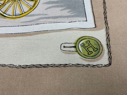 HERMES Paris.
Carré en twill de soie imprimé...