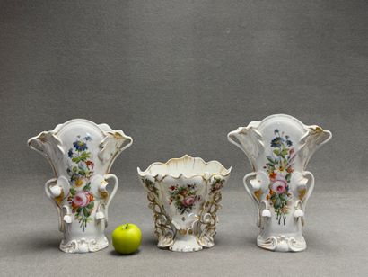 Trois grands vases de mariée en porcelaine...