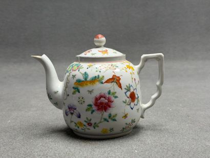 Théière en porcelaine de Chine.
Tampon rouge...