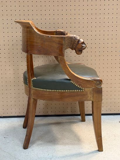 Fauteuil de bureau en noyer sculpté de mufles...