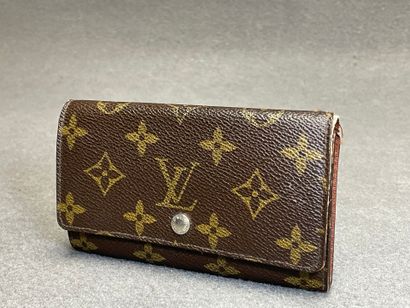 Louis VUITTON
Porte-monnaie en toile monogrammé.
14...