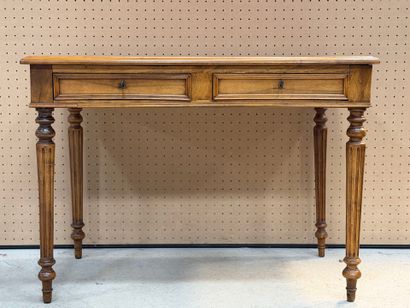 Bureau plat en noyer, dessus cuir 
Style...