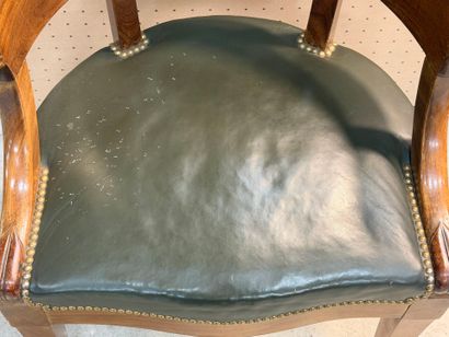 Fauteuil de bureau en noyer sculpté de mufles...