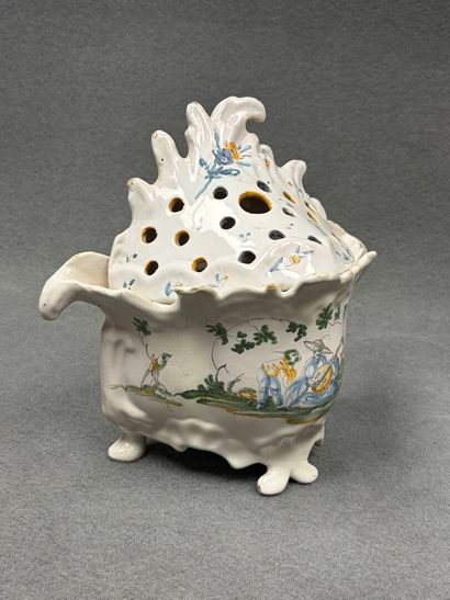 MOUSTIERS XVIII°: 
Bouquetière en faience...