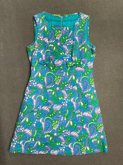 Chiffons couture:
Robe colorée et robe avec...