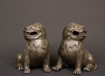 Paire de chiens de fô en grés. 
CHINE XX°
H....