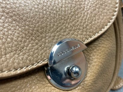 Deux sacs à main en cuir . 
Coccinelle. 
25...