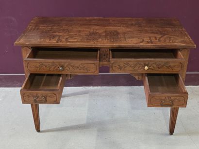Bureau plat en bois gravé.
Vers 1900 
dessus...