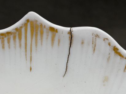 Trois grands vases de mariée en porcelaine...