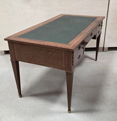 Bureau plat en placage d'acajou de style...