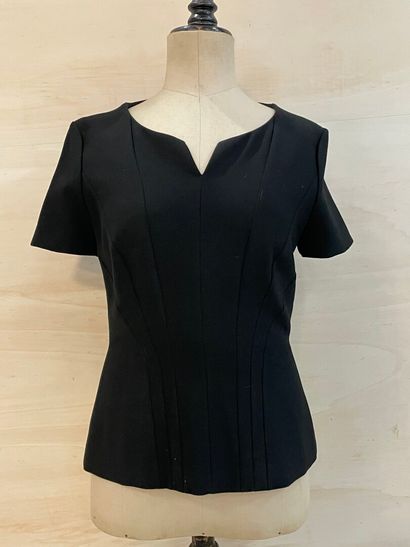 Hugo Boss. Haut taille 40. 
On y joint un...