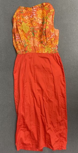 Robe en soie à fleurs. 
Années 1970
Taille...