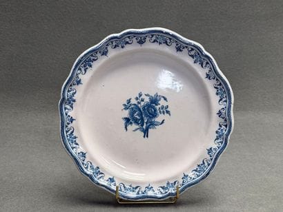 MOUSTIERS XVIII°
Plat rond en faience à décor...
