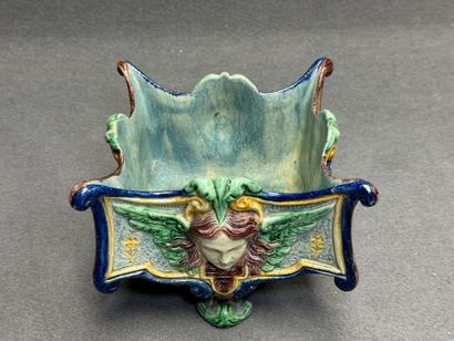 Cache pot en barbotine de style Renaissance.
15...