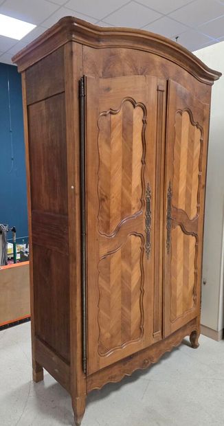 Armoire rustique en frisage de noyer et noyer
style...