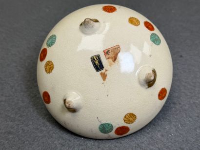 Petit service à thé en faience du Japon
Diamètre:...