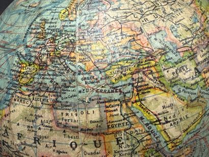 Globe terrestre en carton par Forrest, pietement...