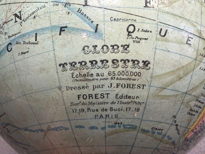 Globe terrestre en carton par Forrest, pietement...