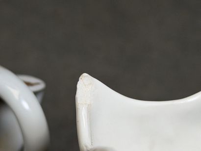 Trois grands vases de mariée en porcelaine...