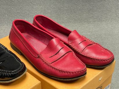 TOD'S.
Deux paires de mocassins de dame en...