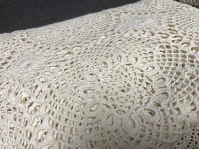 Ensemble de napperons et trois nappes au...