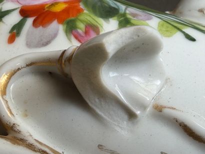 Trois grands vases de mariée en porcelaine...
