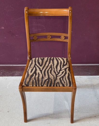 Suite de quatre chaises dossier barrette...