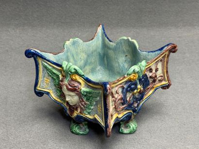 Cache pot en barbotine de style Renaissance.
15...