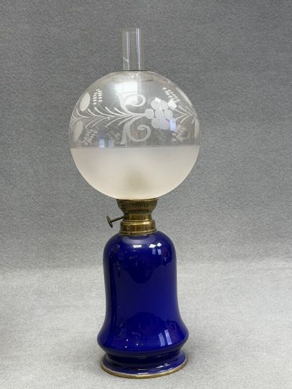 Paire de lampes à pétrole en porcelaine bleu...