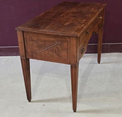 Bureau plat en bois gravé.
Vers 1900 
dessus...