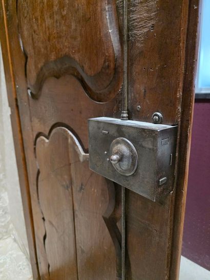 Armoire en noyer mouluré
Style Louis XV XIX°...