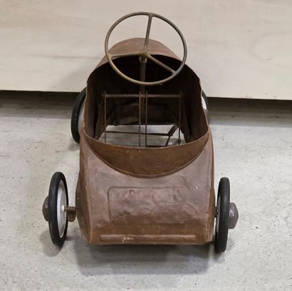 Voiture à pédales en tôle marron.
50 x 80...