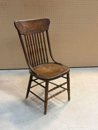 Chaise anglaise en chaine sculpté à barreaux.
Fin...
