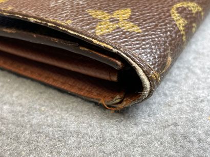 Louis VUITTON
Porte-monnaie en toile monogrammé.
14...