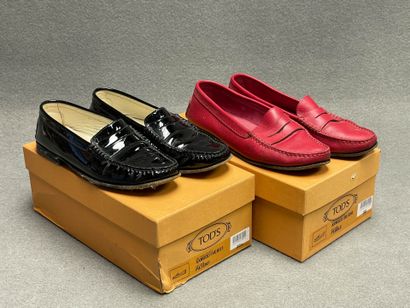 TOD'S.
Deux paires de mocassins de dame en...