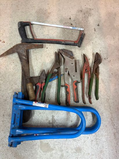 Outils de couvreur

 ****
- exposition 9h...