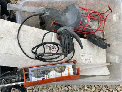 Six caisses plastique d'outils. 
***
Exposition...