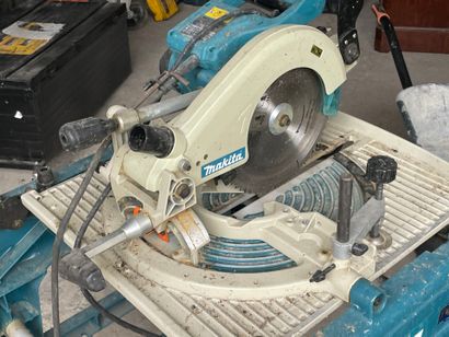 Scie sur table MAKITA LF1000 de 2016 
***
Exposition...
