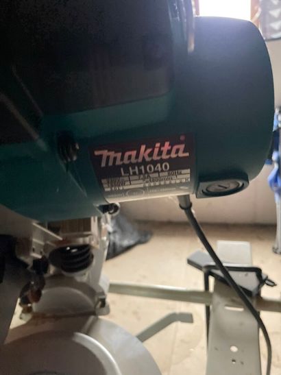 Scie sur plateau filaire MAKITA modèle LH1040

***
Exposition...