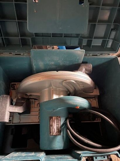 Scie circulaire MAKITA 5903R 
***
Exposition...