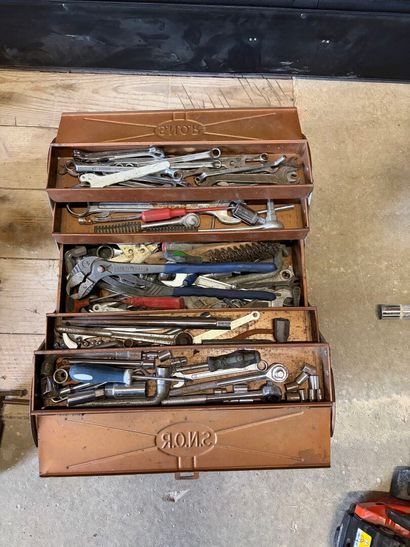 Caisse à outils et outils à main

 ****
-...