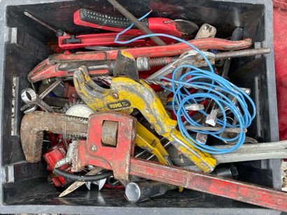 Six caisses plastique d'outils. 
***
Exposition...
