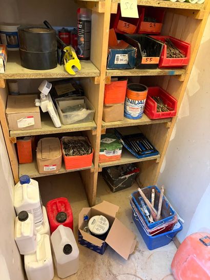 Stock de quincaillerie dans la remise

 ****
-...